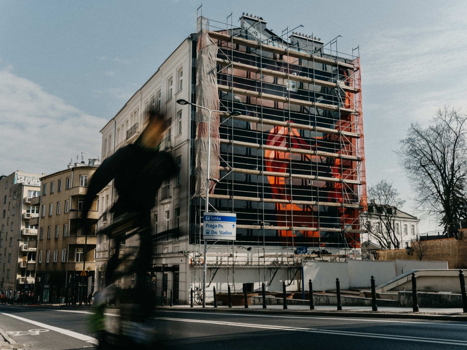 Tworzenie muralu często wymaga pracy na dużych wysokościach