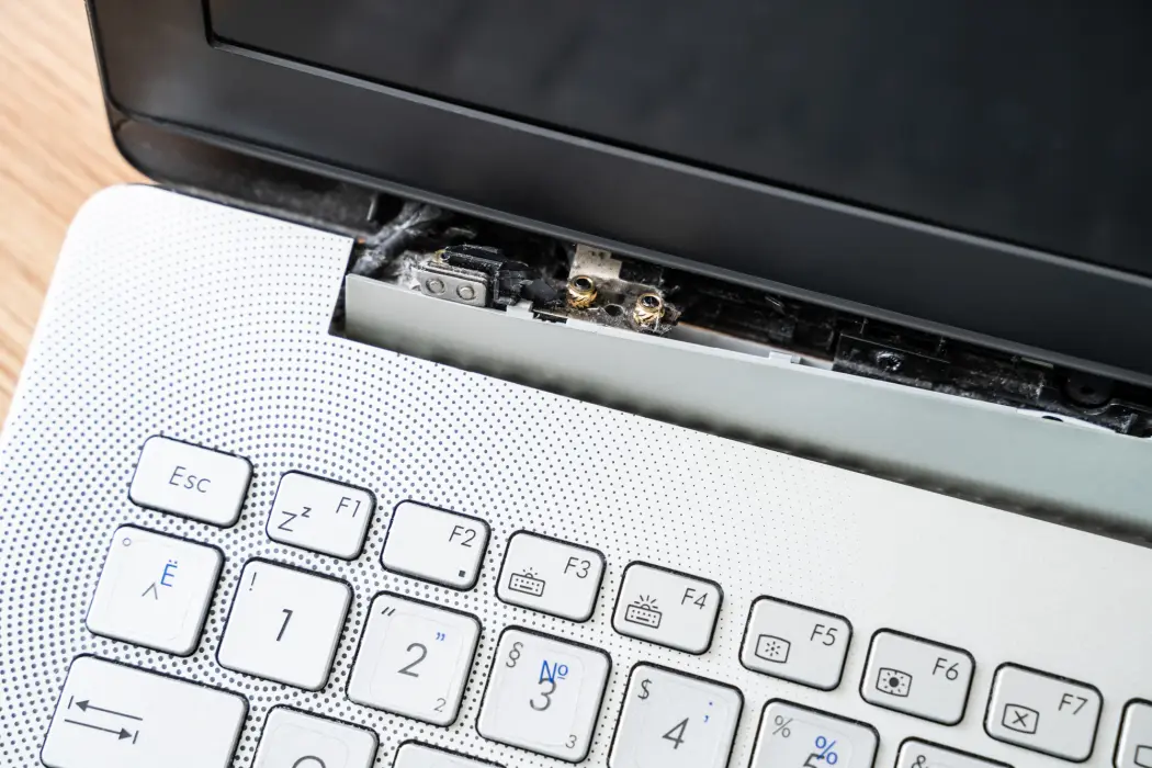 uszkodzony laptop