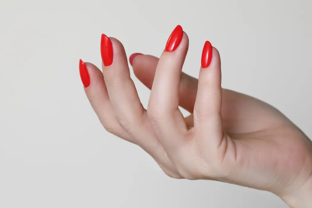 Czerwony lakier hybrydowy – przegląd najpiękniejszych i najmodniejszych odcieni