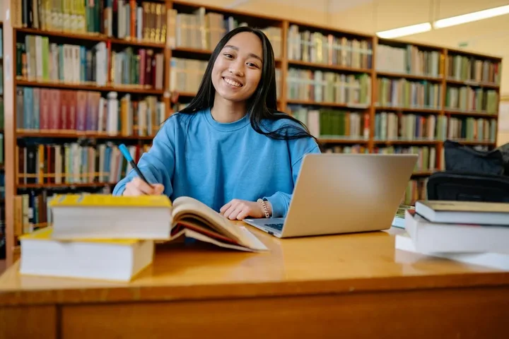 Kolekcjonerska naklejka na legitymację studencką – sentymentalna pamiątka czy nowy trend?