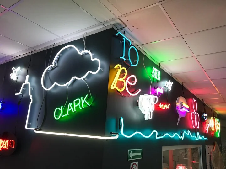 Ile kosztuje neon na zamówienie dla firmy? Od czego zależy cena?