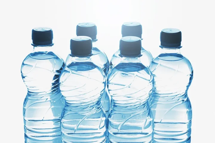 Dlaczego warto wybierać wodę w butelkach 1,5 l do biur i hal produkcyjnych?