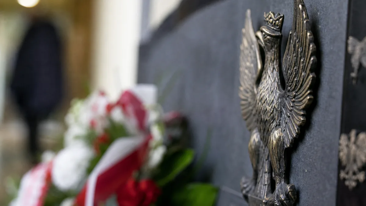 Tablica w szkole w Krynkach upamiętniła nauczyciela i trenera Michała Karwackiego