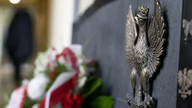 Tablica w szkole w Krynkach upamiętniła nauczyciela i trenera Michała Karwackiego