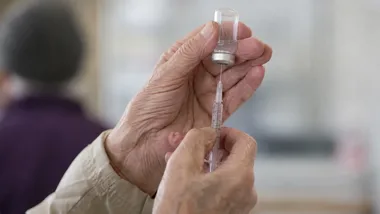 Seniorzy mają nawet 100 razy wyższe ryzyko zgonu. Sanepid przypomina o szczepieniach