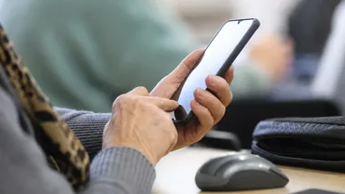 Seniorzy poznają sposoby na internetowe oszustwa. Bezpłatne szkolenie online