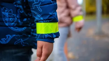 Policjanci w szkole w Starachowicach. Pierwszoklasiści dostali odblaski