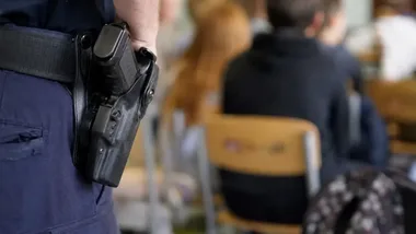 Policjanci ze Starachowic uczyli uczniów, jak reagować w zagrożeniu