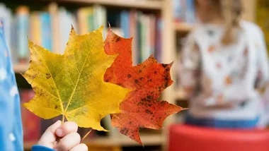 Czarownice wkroczyły do biblioteki Nad Skałą, a dzieci zbudowały im domki