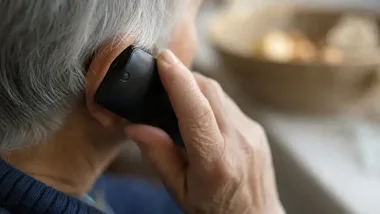 Izolowanie i kontrola pieniędzy. W Starachowicach rozmawiano o przemocy wobec seniorów