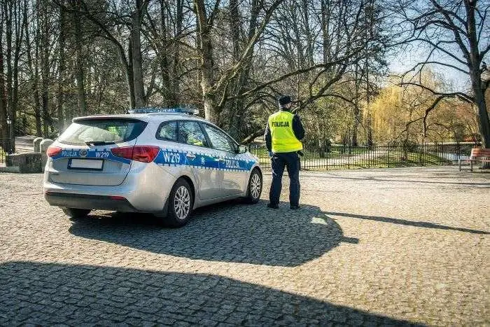 Policjant uczył uczniów zasad bezpieczeństwa na drodze w ramach ogólnopolskiego dnia odblasków