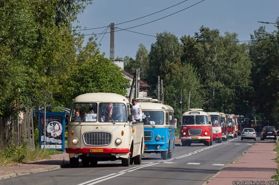 Obrazek przedstawia grafikę promocyjną wydarzenia Zlot zabytkowych autobusów w Starachowicach w końcu sierpnia