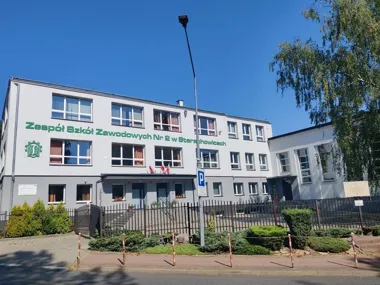 Grafika promocyjna wydarzenia 105-lecie szkolnictwa zawodowego w Starachowicach — razem dla edukacji i rynku pracy