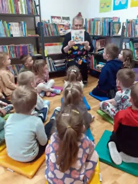 Misie odkryły bibliotekę po swojemu - z książką i Kicią Kocią