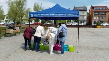 Książki wyszły na Rynek - Starachowice znowu czytały pod chmurką