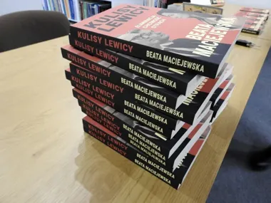 Nocne czytanie w bibliotece - pech, śmiech i przesądy rozgrzały publiczność Starachowic.