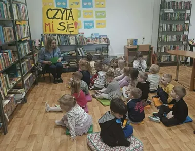 Żabki w bibliotece - książka dostała tu swoje małe święto