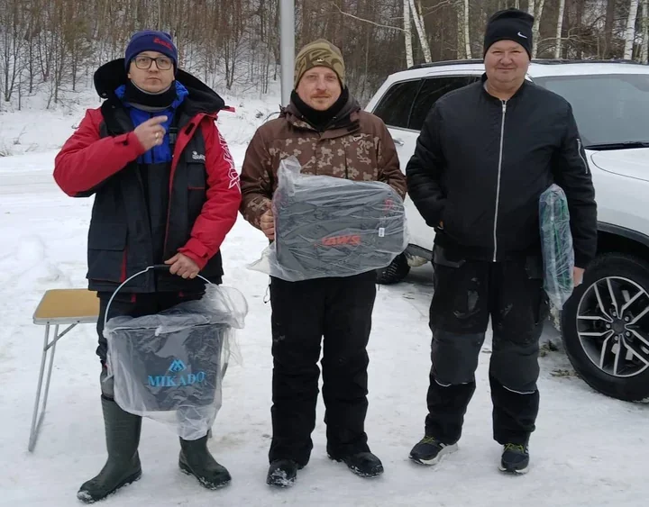 Jeślak wygrał otwarte zawody podlodowe na zalewie Brody w mroźnym deszczu