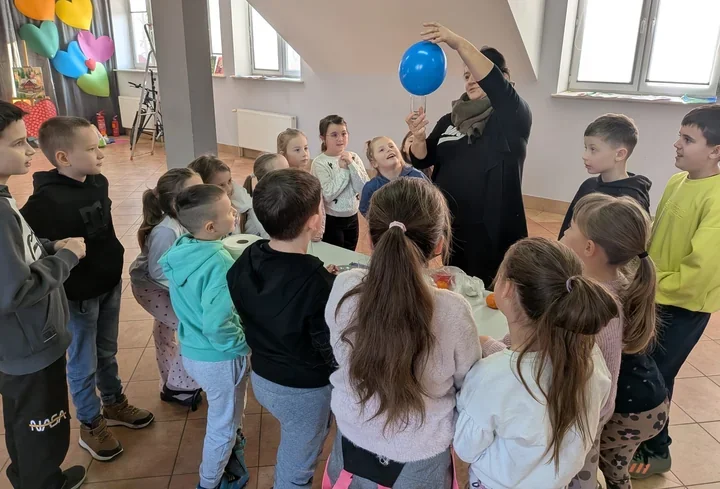 Kolorowe eksperymenty i zabawa - ferie z Laboratorium Ciekawości w Brodach