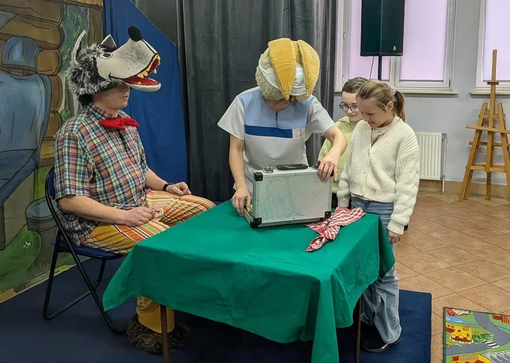 Teatr i śmiech na zakończenie ferii - spektakl Krak-Art w Gminie Brody