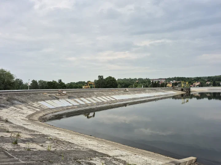 W Brodach trwa naprawa zbiornika. Po ograniczeniu piętrzenia czeka go stopniowe napełnianie