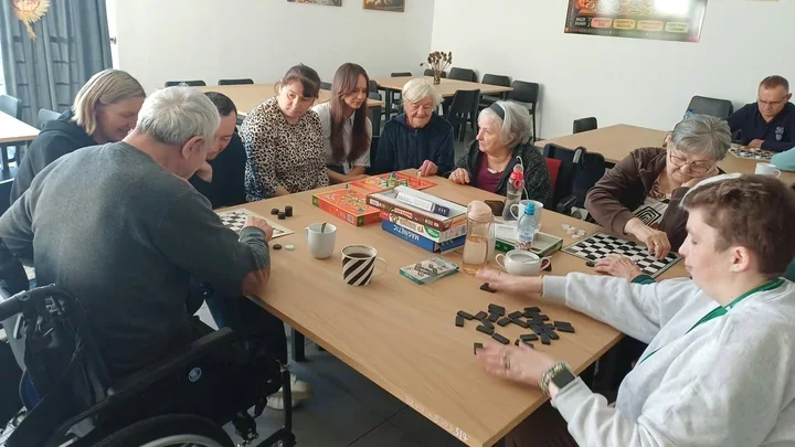 Warcaby, domino i film na zajęciach w ŚDS w Krynkach