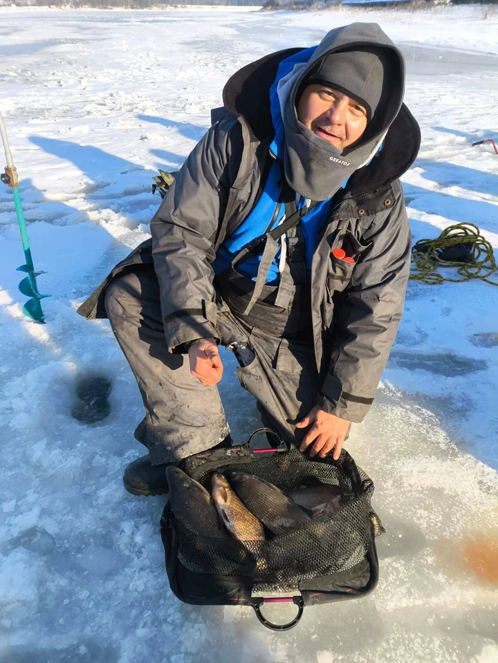 Marcin Nowak na najwyższym stopniu - triumf w zawodach podlodowych nad zalewem