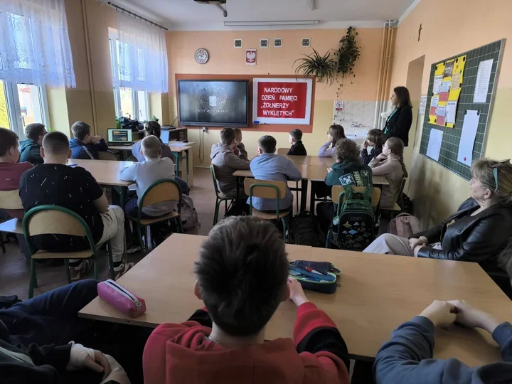 Młodzież w Adamowie przywróciła pamięć o Żołnierzach Wyklętych podczas lekcji