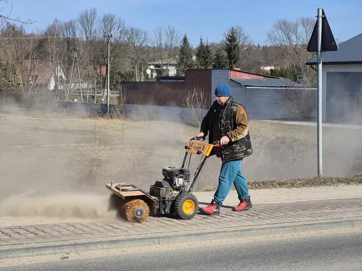 Wiosenne porządki na ul. Starachowickiej w Brodach – ruszył pierwszy etap prac