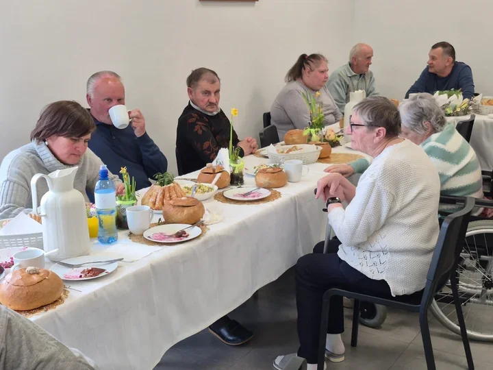 Wielkanocny stół w Krynkach zamienił spotkanie w ważny moment dla podopiecznych