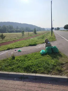 Worki ze śmieciami przy ulicy Panoramicznej. Problem wraca