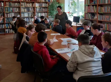 Młodzi ćwiczyli głos i krótką formę w bibliotece przed majówką