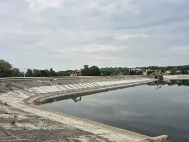 W Brodach trwa naprawa zbiornika. Po ograniczeniu piętrzenia czeka go stopniowe napełnianie