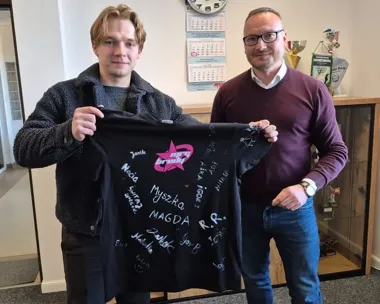 Koszulka z Brodów trafiła na licytację. Stawką jest wsparcie dla chorych
