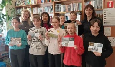 Muzealne warsztaty w Brodach – uczniowie z Dziurowa tworzyli plakaty i karty pocztowe