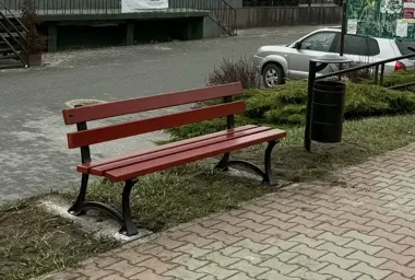 Nowe ławki i kosze na ul. Radomskiej w Brodach poprawią przestrzeń przy przystanku