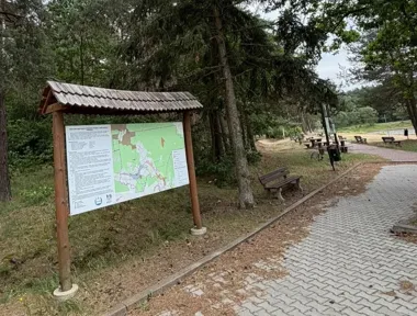 W Brodach wymieniono tablice przy zbiornikach. Mapa i regulamin są już czytelne