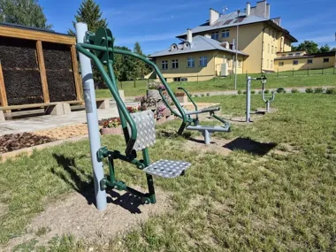 Ścieżka sensoryczna i siłownia pod chmurką gotowe przy centrum w Krynkach