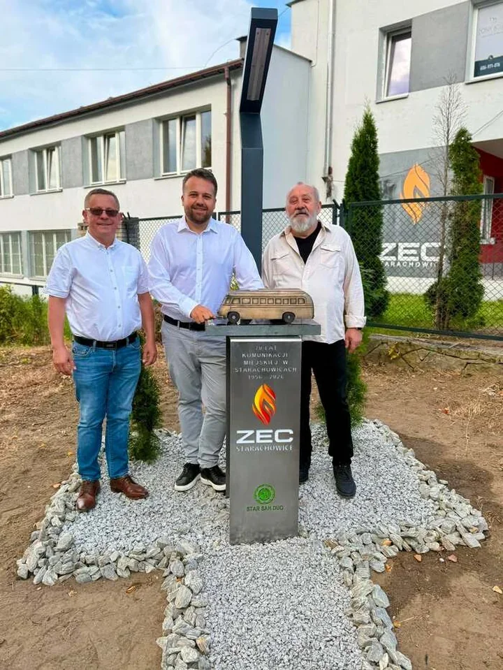 Jedenasty Staruś stanął przy zajezdni. Wieczorem będzie oświetlony