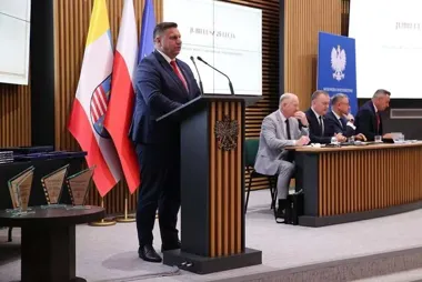 Samorządy świętują 25 lat współpracy. Starachowice z pamiątkowym medalem