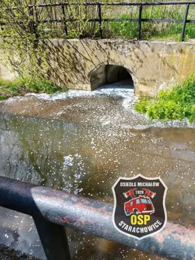 Benzyna w Kamiennej i Młynówce. Służby walczyły z plamą dniami i nocą