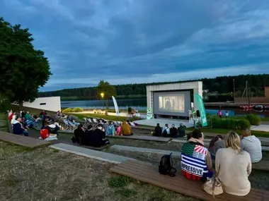 Filmowy wieczór nad Lubianą. „Powrót do przyszłości” także z kajaka