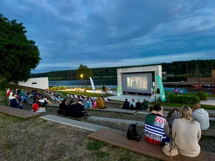 Filmowy wieczór nad Lubianą. „Powrót do przyszłości” także z kajaka