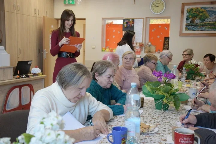 W Mircu seniorzy ćwiczyli język – quizy, przysłowia i wspólna gimnastyka umysłu