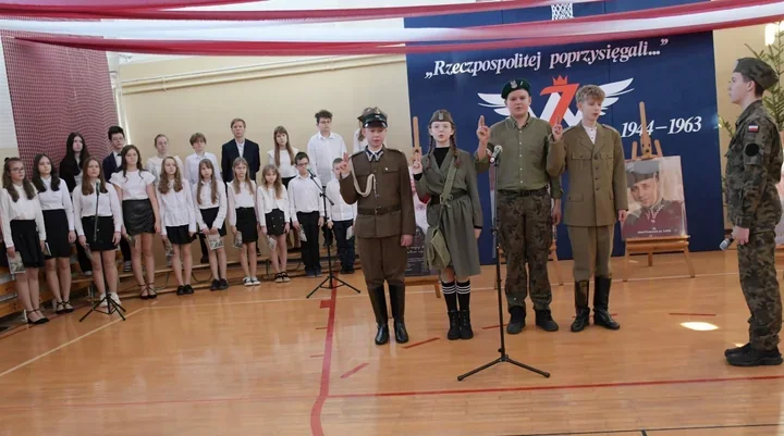 Uczniowie z Małyszyna przypomnieli Żołnierzy Wyklętych podczas szkolnego apelu