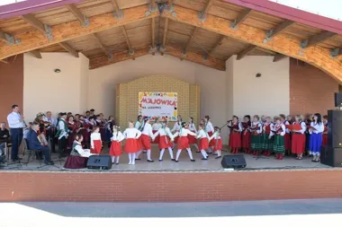 Folklor spotkał strażacki sprzęt. Majówka w Mircu miała wiele odsłon