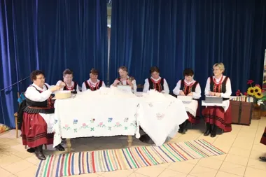 W Osinach dawne darcie pierza wróciło jako żywa lekcja lokalnego obrzędu