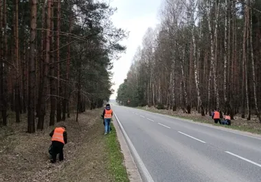 W gminie Mirzec ruszyły porządki przy drogach, a śmieci zebrało się już sporo