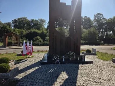 Kwiaty i znicze pod Pomnikiem Niepodległości. Hołd bohaterom w Mircu