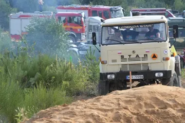 Blisko 200 zabytkowych pojazdów i ciężarówki STAR w błotnej próbie